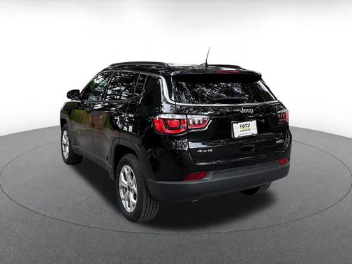 Diamond Black Crystal Pearlcoat 2025 Jeep Compass Latitude