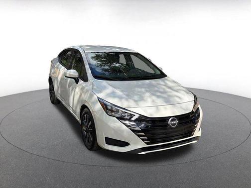 Aspen White Tricoat 2025 Nissan Versa 1.6 SV
