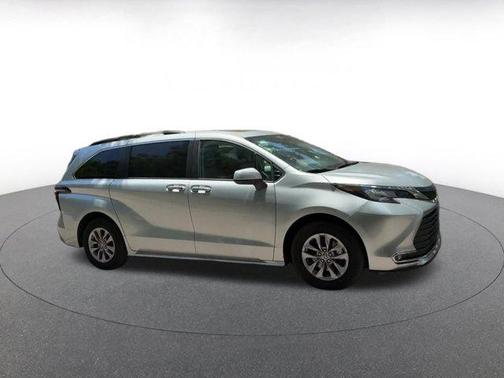 2023 Toyota Sienna XLE 8 Passenger