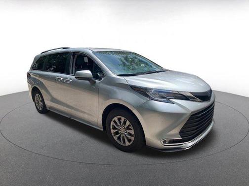 2023 Toyota Sienna XLE 8 Passenger