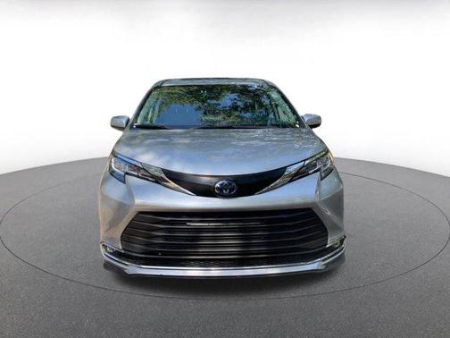 2023 Toyota Sienna XLE 8 Passenger