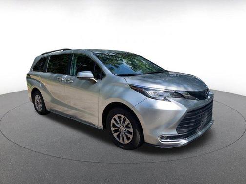 2023 Toyota Sienna XLE 8 Passenger
