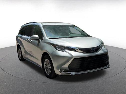2023 Toyota Sienna XLE 8 Passenger