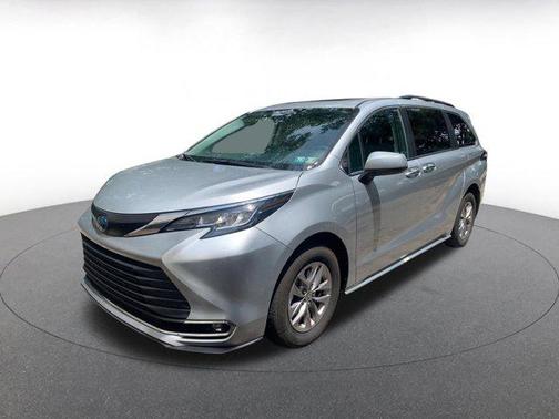 2023 Toyota Sienna XLE 8 Passenger