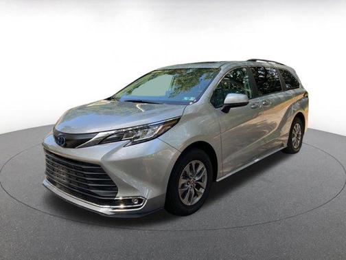 2023 Toyota Sienna XLE 8 Passenger