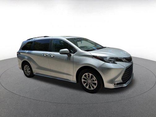 2023 Toyota Sienna XLE 8 Passenger
