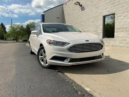 WHITE PLATINUM MET TRI-COAT 2018 Ford Fusion SE