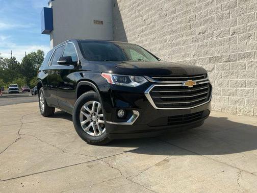 Mosaic Black Metallic 2018 Chevrolet Traverse LT Cloth