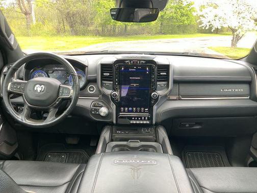 Diamond Black Crystal Pearl 2019 RAM 1500 Limited