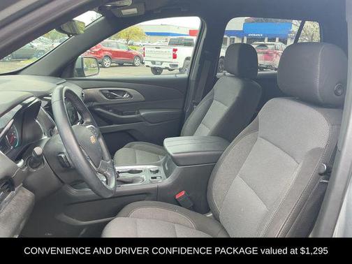 Sterling Gray Metallic 2023 Chevrolet Traverse LT Cloth
