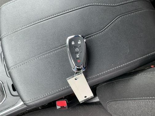 Sterling Gray Metallic 2023 Chevrolet Traverse LT Cloth