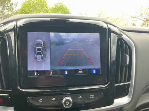 Sterling Gray Metallic 2023 Chevrolet Traverse LT Cloth