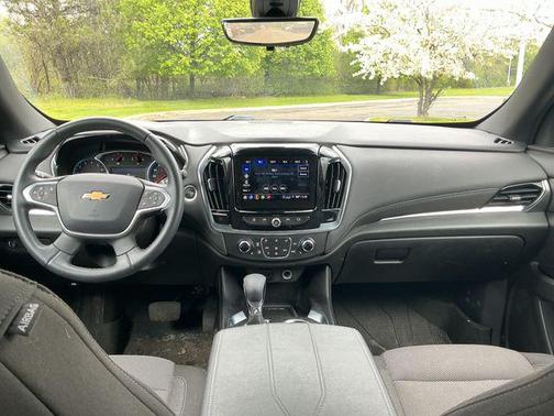 Sterling Gray Metallic 2023 Chevrolet Traverse LT Cloth