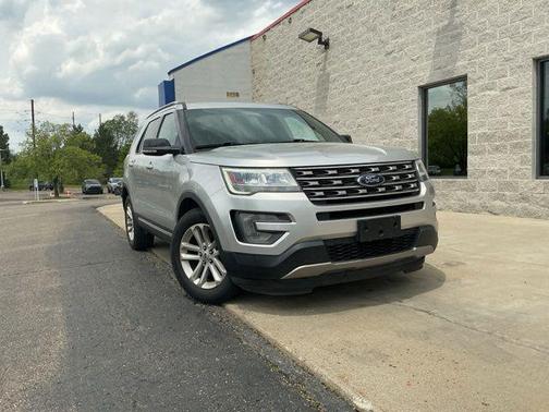 INGOT SILVER METALLIC 2017 Ford Explorer XLT