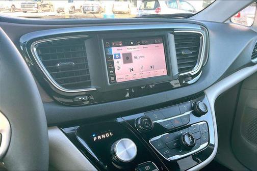 2024 Chrysler Voyager LX