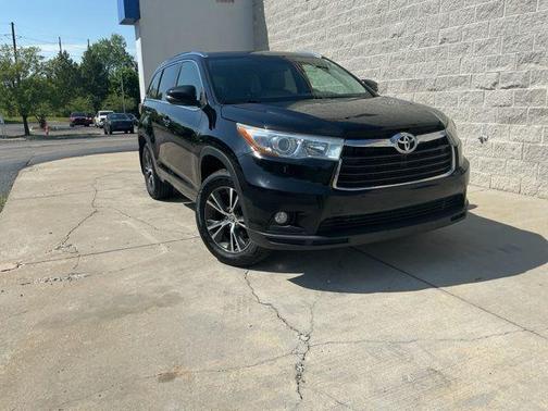 Midnight Black Metallic 2016 Toyota Highlander XLE