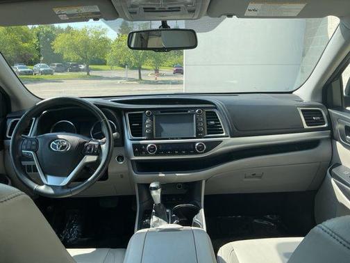 Midnight Black Metallic 2016 Toyota Highlander XLE