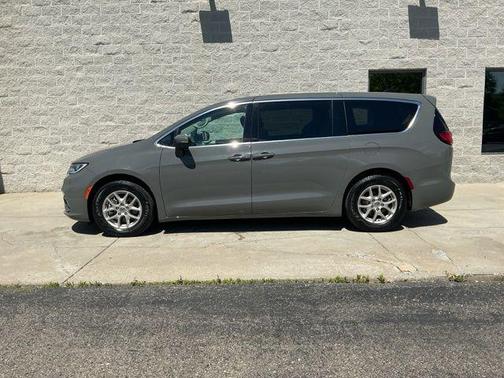 Ceramic Gray Clearcoat 2023 Chrysler Pacifica Touring L