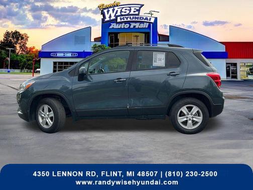 Shadow Gray Metallic 2022 Chevrolet Trax LT