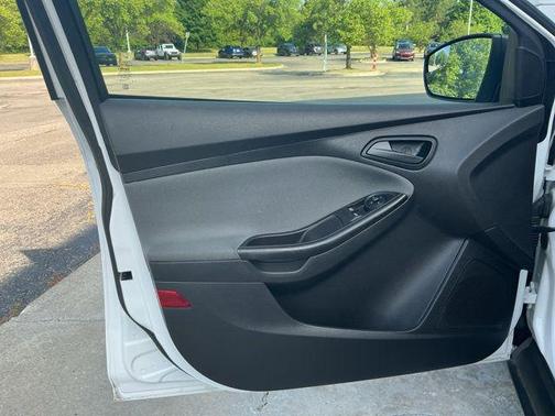 Oxford White 2013 Ford Focus S