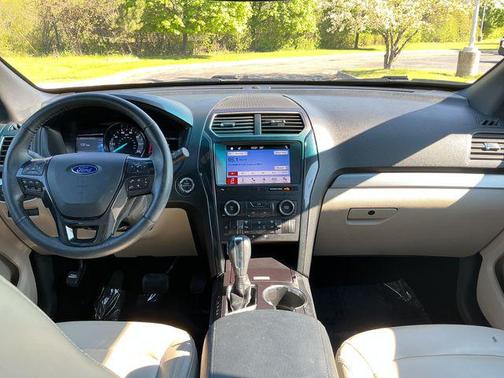 BURGUNDY VELVET MET TINT CC 2019 Ford Explorer XLT
