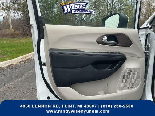 Bright White Clearcoat 2021 Chrysler Voyager LXI