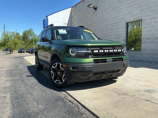 ERUPTION GREEN METALLIC 2023 Ford Bronco Sport Outer Banks