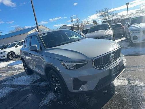 2025 Volvo XC40 Core