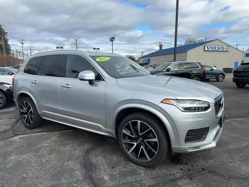 2022 Volvo XC90 T6 Momentum