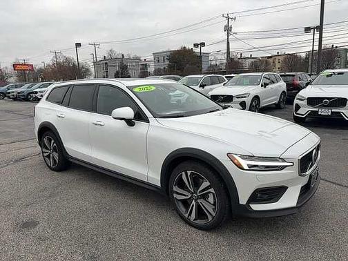 2025 Volvo V60 Cross Country Plus