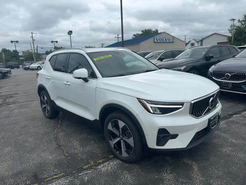 2025 Volvo XC40 Plus Bright Theme