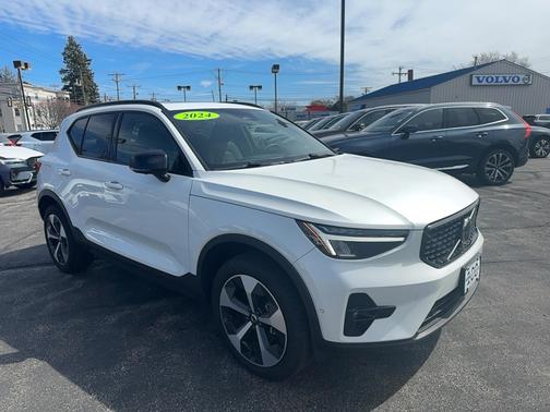 2024 Volvo XC40 Plus Dark Theme