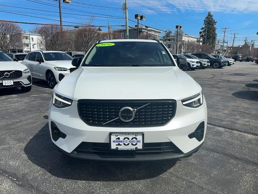 2024 Volvo XC40 Plus Dark Theme