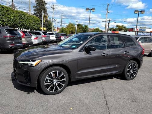 2023 Volvo XC60 Plus Dark Theme