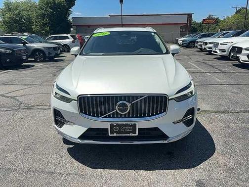 Crystal White 2023 Volvo XC60 Plus