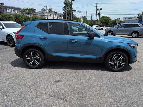 Fjord Blue 2023 Volvo XC40 Plus Dark Theme