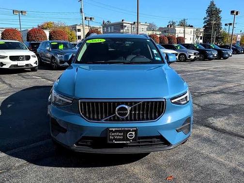 2025 Volvo XC40 Core