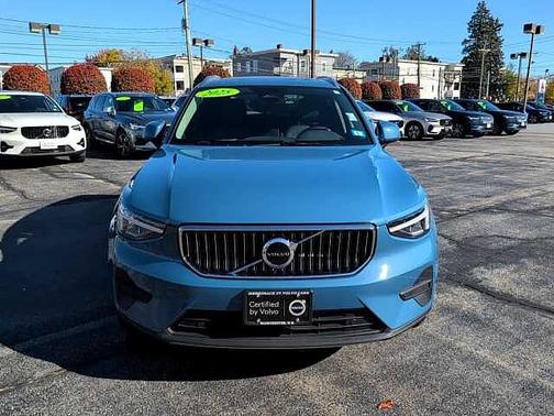 2025 Volvo XC40 Core