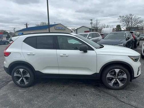 Crystal White 2024 Volvo XC40 Plus