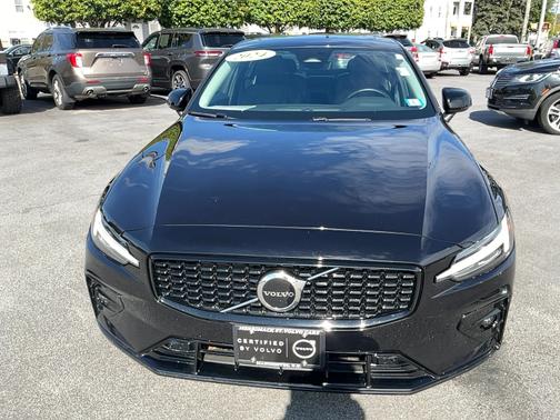 2024 Volvo S60 Core Dark Theme