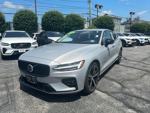2024 Volvo S60 B5 Plus Dark Theme