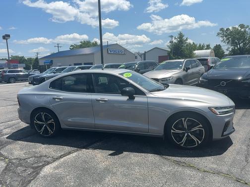 2024 Volvo S60 B5 Plus Dark Theme