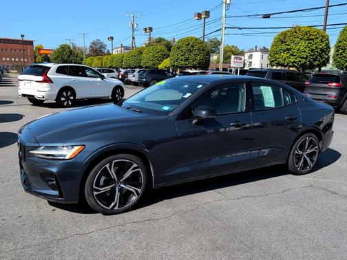 2024 Volvo S60 Core Dark Theme