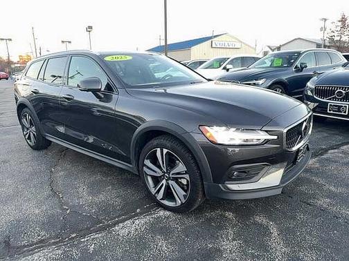 2025 Volvo V60 Cross Country Plus