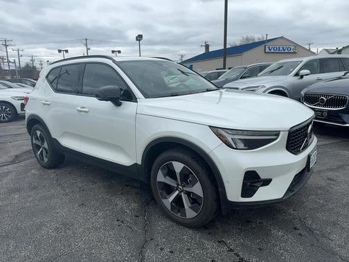 2024 Volvo XC40 Plus Dark Theme