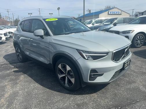 2024 Volvo XC40 Plus Bright Theme