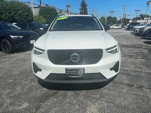 Crystal White 2024 Volvo XC40