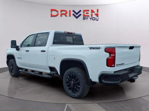 Summit White 2026 Chevrolet Silverado 2500 LT