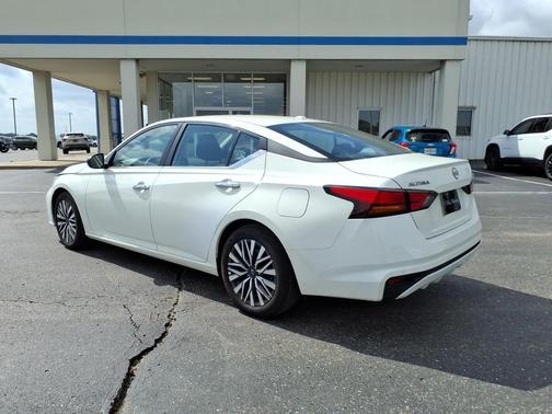Glacier White 2025 Nissan Altima SV FWD
