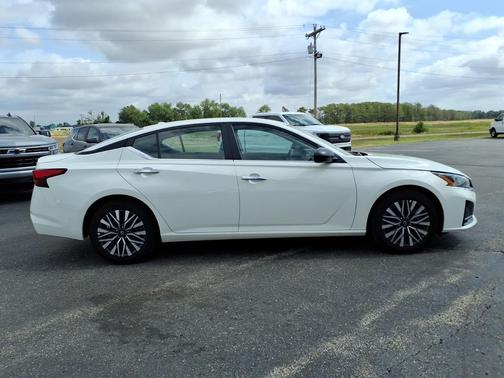 Glacier White 2025 Nissan Altima SV FWD